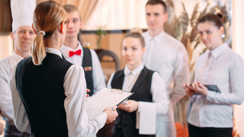 Thiết kế đồng phục cho quản lý nhà hàng: Dấu ấn lãnh đạo